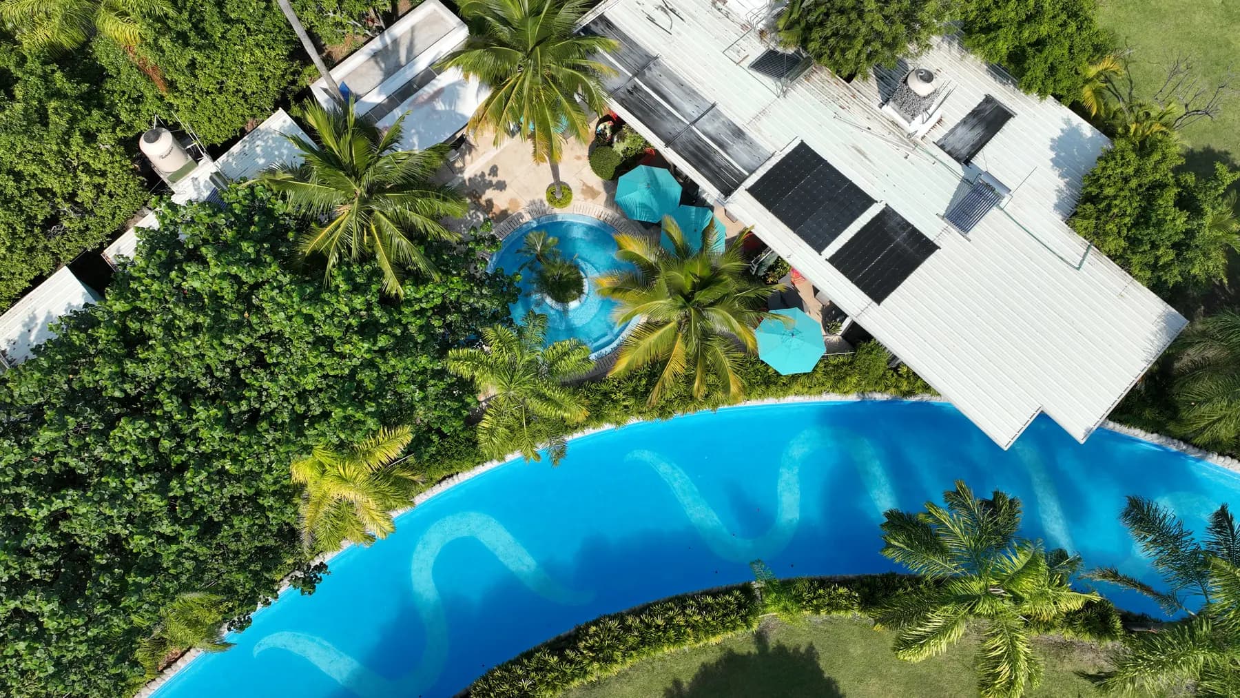 Vista aérea de la alberca privada de las Suites VIP Elite junto al río de olas